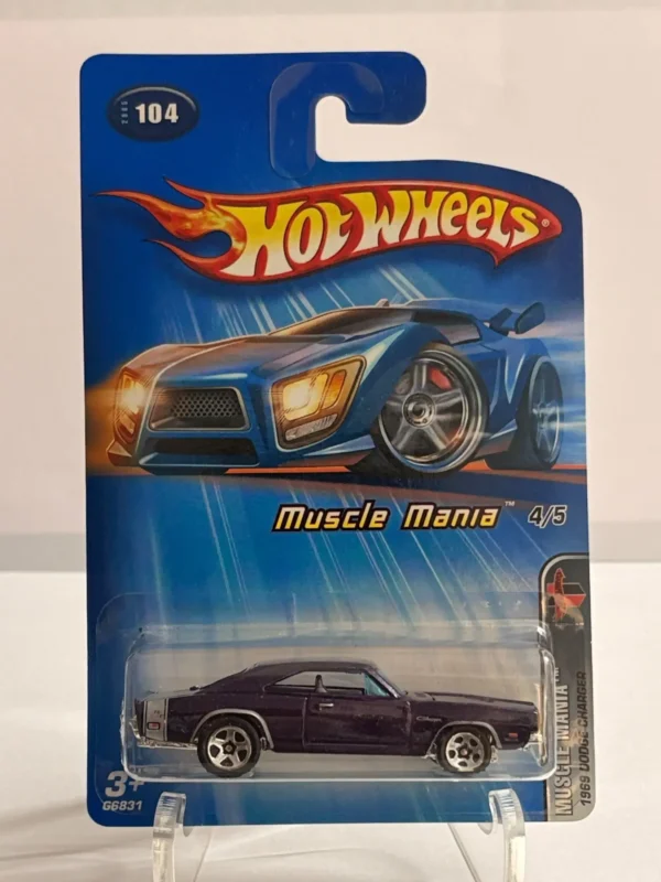 Hot Wheels 1969 Dodge Charger Muscle Mania Purple US card 2005 104